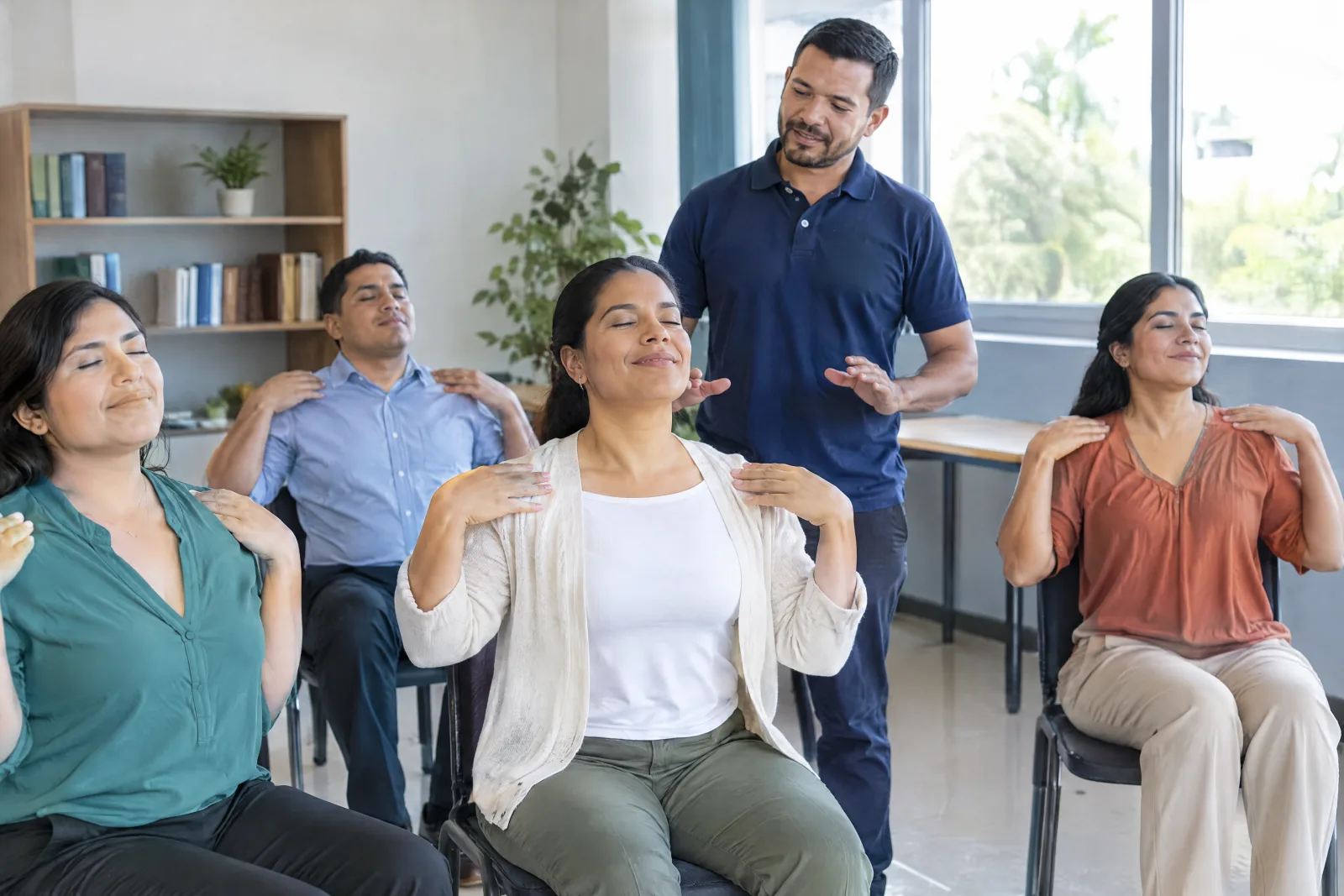 Docentes con los ojos cerrados durante una respiración guiada